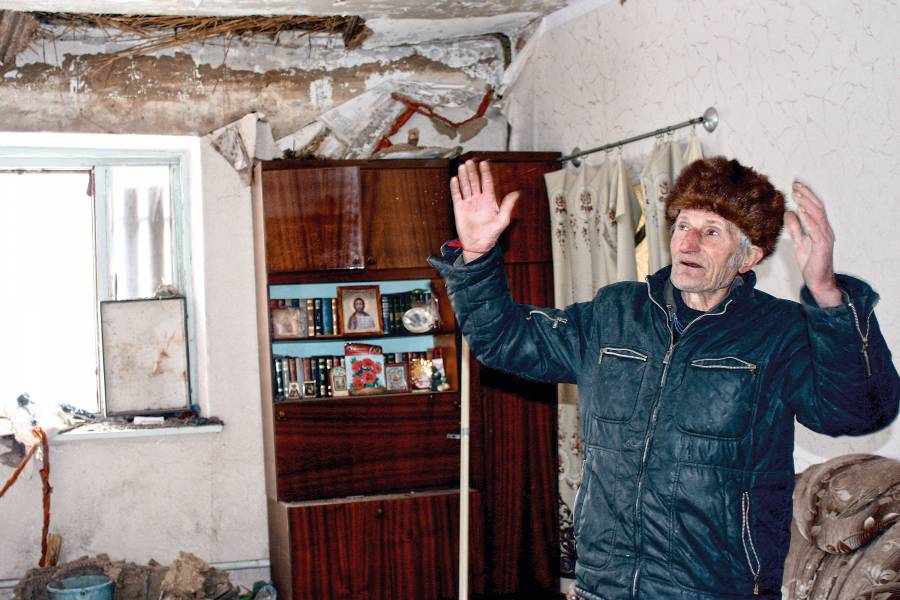 Triokhizbenka im Oblast Luhansk:
Vasyl erzählt die Geschichte jener Winternacht,
in der eine Mine auf seinem Hausdach landete. Ein einziger
Schuss raubte ihm sein warmes Zuhause …<br><small class="stackrow__imagesource">Quelle: Caritas Ukraine </small>