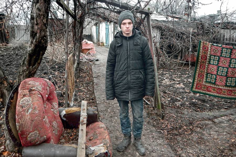 Lobacheve im Oblast Luhansk:
Seit ihr Haus von einer Granate zerstört wurde,
muss der 15-jährige Serhiy zusammen mit seiner Mutter
und einer Tante in einem Gartenschuppen leben …<br><small class="stackrow__imagesource">Quelle: Caritas Ukraine </small>