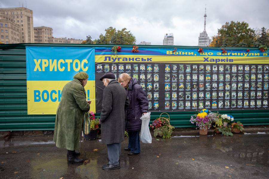 Der Freiheitsplatz in Charkiv:
Eine ganze Wand mit den Bildern
der Gefallenen von Luhansk und Charkiv;
daneben, auf der ukrainischen Flagge, die
Worte: „Christus ist auferstanden“ …<br><small class="stackrow__imagesource">Quelle: Markus Nowak </small>