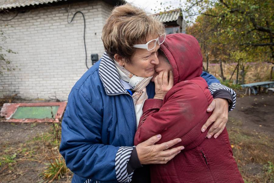 Die 72-jährige Irina lebt alleine in ihrem Haus in Bobrove,
in dessen Dach eine Granate einschlug. Irina braucht
Lebensmittel und Briketts für ihren Ofen, „sonst
überlebt sie den Winter nicht“, sagt Olena Nebeska von der
Caritas Ukraina – und legt tröstend den Arm um sie …<br><small class="stackrow__imagesource">Quelle: Achim Pohl </small>