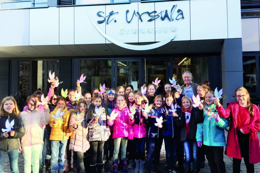 Gruppenbild der 5. Klasse vor dem St. Ursula-Gymnasium in Freiburg.