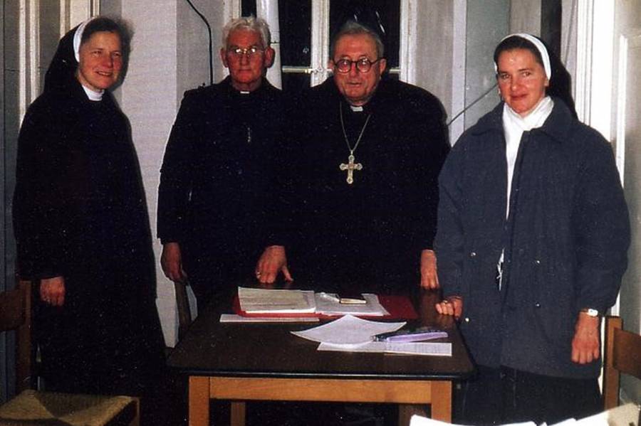 Ein Foto aus den Gründungstagen: Sr. Gratias Ruf, Don Ernest Troshani (jetzt Kardinal), Bischof Frano Ilia von Shkodra, Sr, Bernadette Ebenhoch