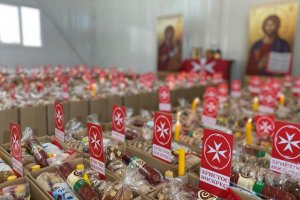 Eine Halle voller Kisten mit Hilfsgütern für bedürftige Menschen in Ivano-Frankivsk