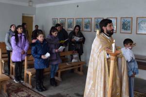 Der Priester von Ghazanchi feiert mit einigen Gemeindemitgliedern einen Gottesdienst im Schulgebäude.