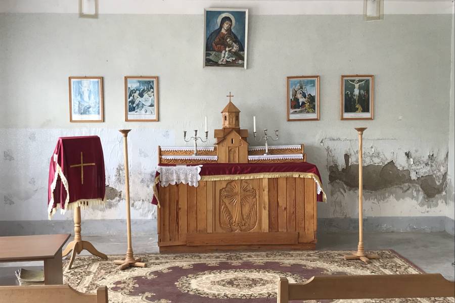 Blick in einen einfach gestalteten armenisch-katholischen Gottesdienstraum.