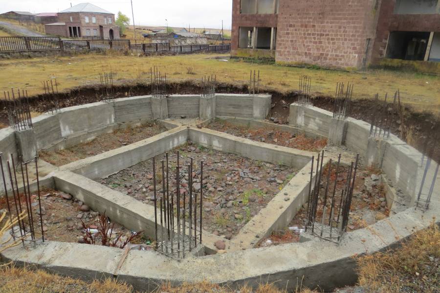 Begonnenes Fundament der geplanten Pfarrkirche.