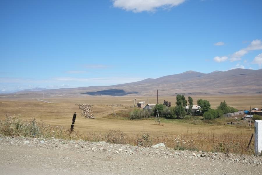 Hochebene im Norden Armeniens nahe der Grenze zu Georgien