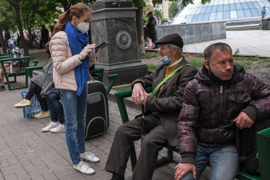 Eine Mitarbeiterin von Sant'Egidio befragt Obdachlose am Maidan, wie es Ihnen geht während der Corona Pandemie.