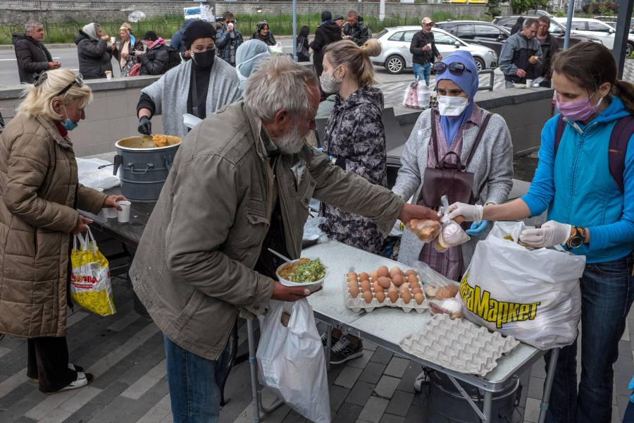 An der Bahnstation von Kiew bekommen Obdachlose warmes Essen und Eier von den Mitarbeitern von Sant'Egidio.
