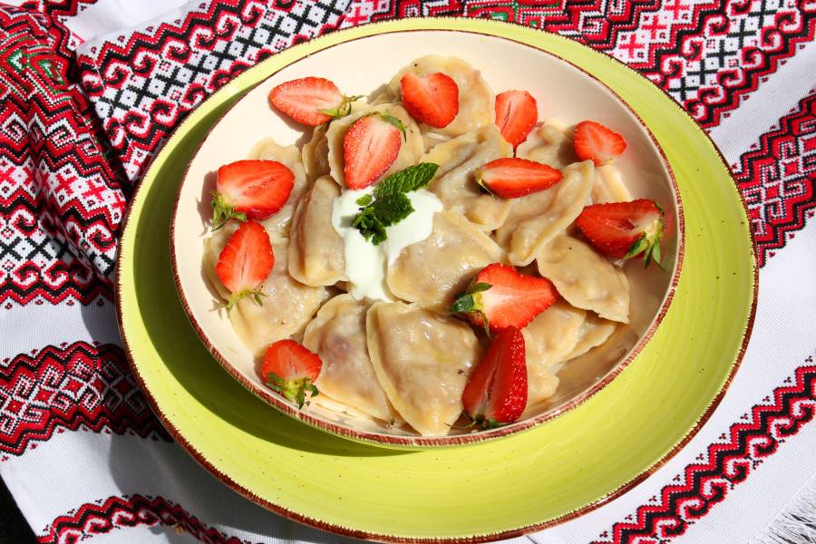 Die gefüllten ukrainischen Maultaschen Warenyky mit Erdbeeren