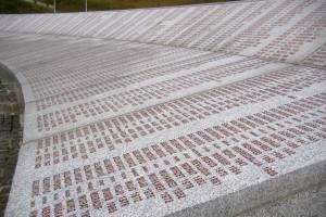 Auflistung der Namen von Opfern in der Gedenkstätte Potočari