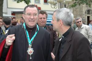 Bischof Milan Šašik im Gespräch mit Erzbischof Schick während der Renovabis-Pfingstaktion im Jahr 2006