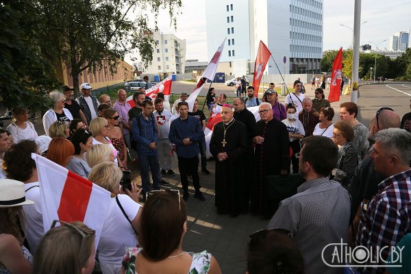 Erzbischof Tadeusz Kondrusiewicz betet mit Menschen, die gegen die illegalen Inhaftierungen protestierten.