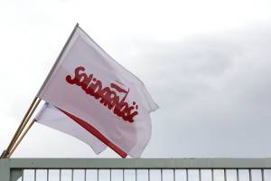 Flagge der Solidarność an der Werft in Danzig