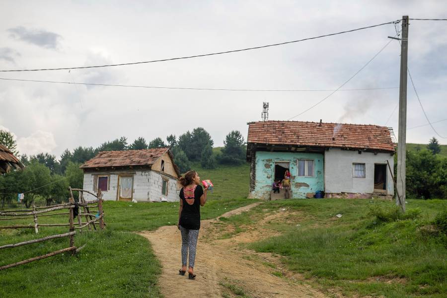 Junge Frau auf einer ungeteerten Straße in Zabala in Rumänien