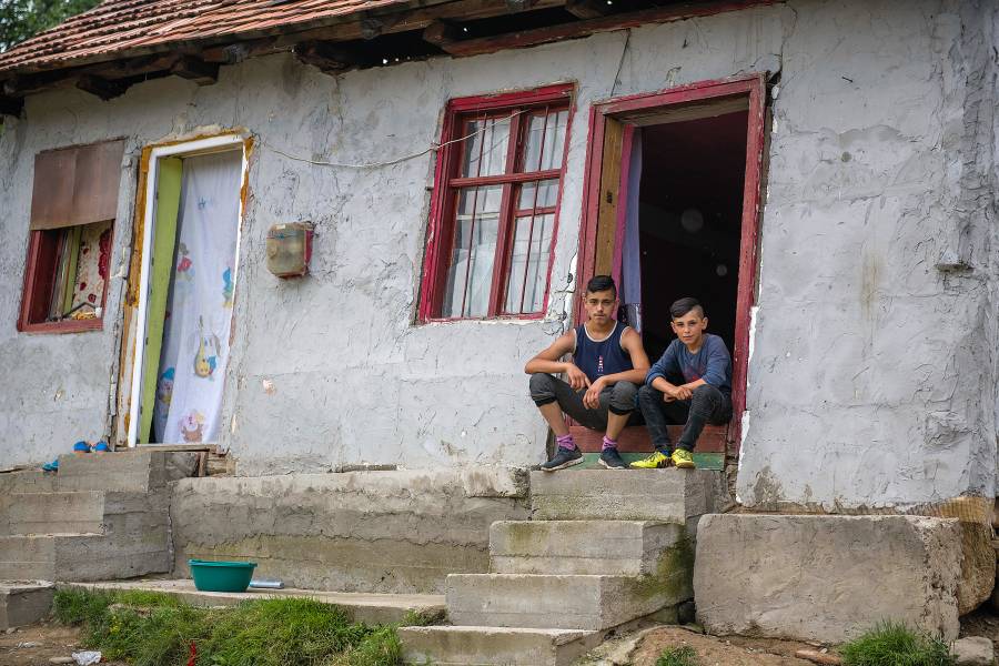 Eine Familie auf den Treppen ihres Hauses in Zabala.