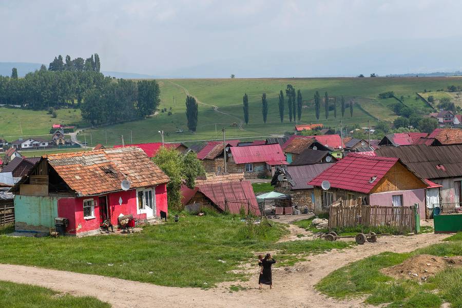 Eine Roma-Siedlung mit vielen, teils verfallenen Häusern