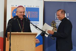 Die Auszeichnung "Memoria iustorum" wird für besondere Verdienste im Bereich des Dialogs und der Versöhnungsarbeit verliehen. Der Lubliner Erzbischof Stanisław Budzik überreichte sie an Renovabis-Hauptgeschäftsführer Pfarrer Christian Hartl.
