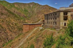 Blick auf das Spaç-Gefängnis in den Bergen Albaniens