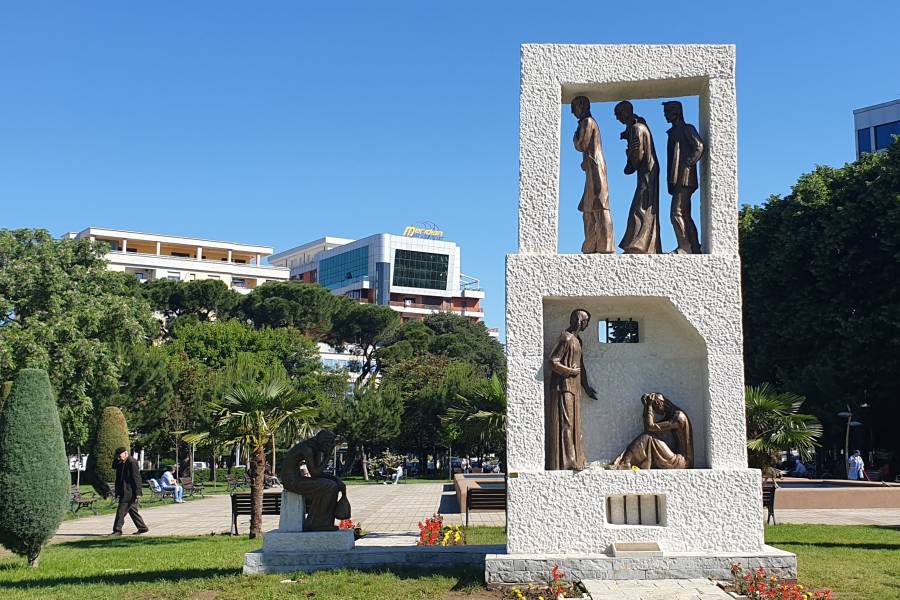 Denkmal für die Opfer kommunistischer Verfolgung im Stadtzentrum von Shkodra.