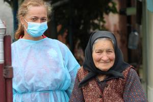 Seniorin Ana zusammen mit einer Mitarbeiterin des Pflegedienstes der Caritas Blaj
