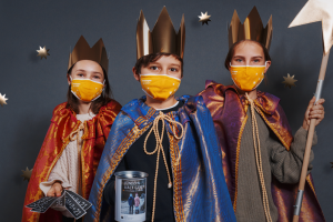 Das Foto zur Aktion Dreikönigssingen 2021 zeigt drei Kinder als Heilige Drei Könige, jeweils mit Stoffmaske
