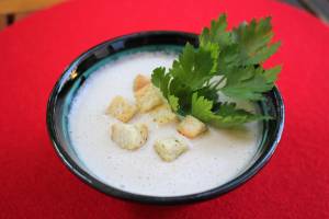 Schüssel mit kalter Gurkensuppe