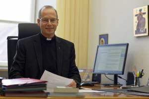 Pfarrer Christian Hartl verlässt nach seiner regulären Amtszeit von fünf Jahren als Hauptgeschäftsführer das Osteuropa-Hilfswerk Renovabis.