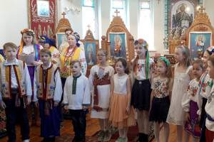 Eine Gruppe von Kindern im Pfarrsaal der Gemeinde Peter und Paul in Pavlodar.