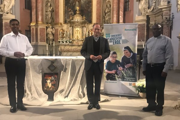 Am Sonntagabend feierte Renovabis-Hauptgeschäftsführer Pfarrer Christian Hartl zusammen mit Kaplan Joseph Puthenchira und Jugendseelsorger Roberto Turyamureeba in der St. Martinskirche in Bamberg die Abendmesse.