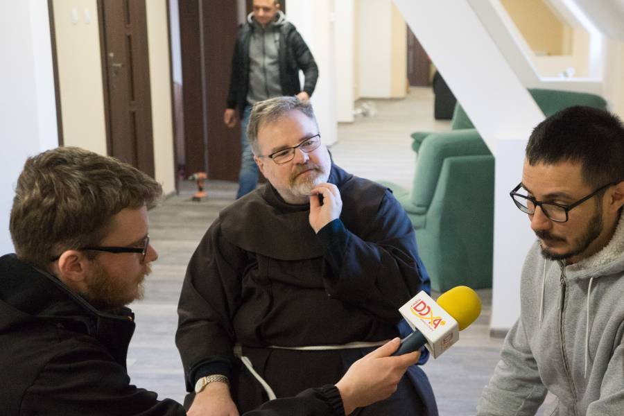 Junge Menschen werden von einem Reporter interviewt.