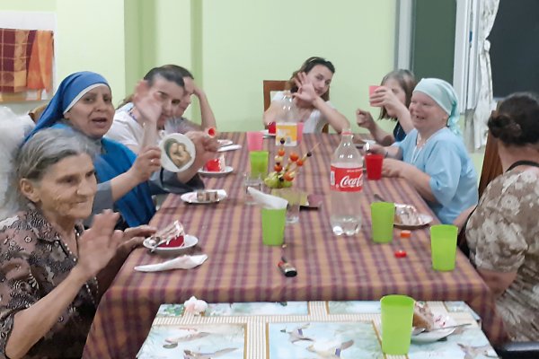 Freude beim gemeinsamen Kuchenessen - Im St. Aloisius-Orione-Heim lernen und leben Frauen mit Behinderung gemeinsam mit ihren Betreuerinnen und gewinnen Selbstvertrauen und Hoffnung auf ein eigenbestimmtes Leben.