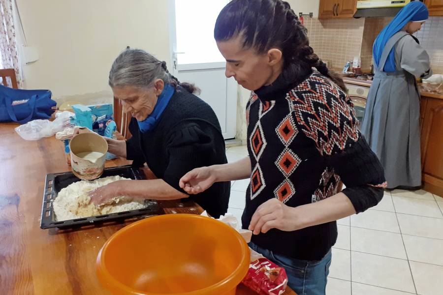 Bewohnerinnen kochen gemeinsam - Doch aus Platzmangel sind eine Erweiterung des Baus und die Neuanschaffung von Koch- und Sanitäranlagen sowie neue Schlafräume dringend notwendig. Die Erweiterung des St. Aloisius-Orione-Heims ermöglicht es nicht nur, mehr Frauen und Mädchen mit Behinderungen aufzunehmen, sondern sie auch besser zu betreuen.