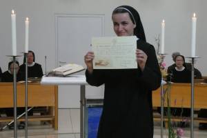 Schwester Nadya mit ihrer Profess-Urkunde