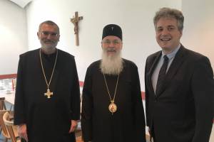 Erzbischof Serafim Joantă (Mitte) wurde mit dem Abt-Emmanuel-Heufelder-Preis ausgezeichnet. Mit dabei waren der Niederaltaicher Abt Marianus Bieber (links) und Renovabis-Geschäftsführer Dr. Markus Ingenlath.