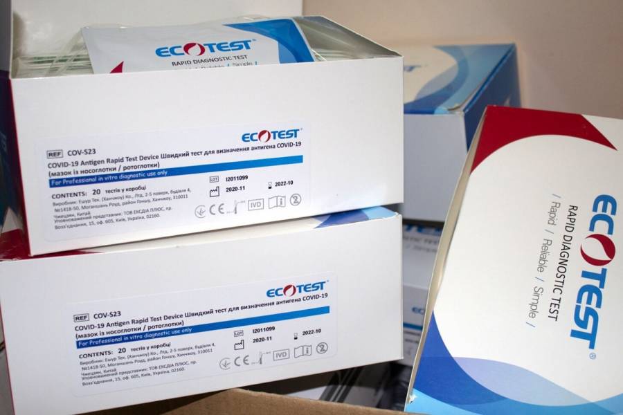 Karton mit Antigen-Tests