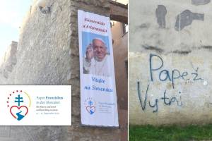 Collage: Ankündigung des Papstbesuches in der Slowakei: offizielle Fahne und Graffiti mit den Worten "Papst Willkommen".