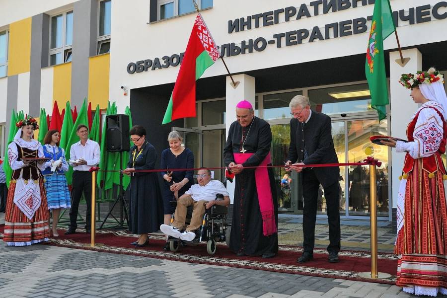 Der Bischof der Diözese Pinsk, Antoni Dziemianko, Alexander Tolstjakov als Vertreter der Bewohner des Kinderdorfes, die Direktorin des Kinderdorfes Galina Dolgopolova und Renovabis-Geschäftsführer Burkhard Haneke bei der Zeremonie des Banddurchschneidens.<br><small class="stackrow__imagesource">Quelle: Caritas Linz </small>