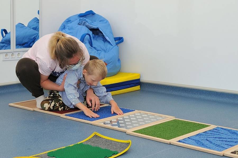 Im neuen Integrativen Zentrum wird mit unterschiedlichen Therapien und Methoden gearbeitet. Hier geht es um die Schulung der Sinne durch Tasten und Fühlen.<br><small class="stackrow__imagesource">Quelle: Caritas Linz </small>