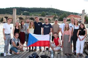 Junge Frauen und Männer mit der tschechischen Fahne an der Moldau in Prag
