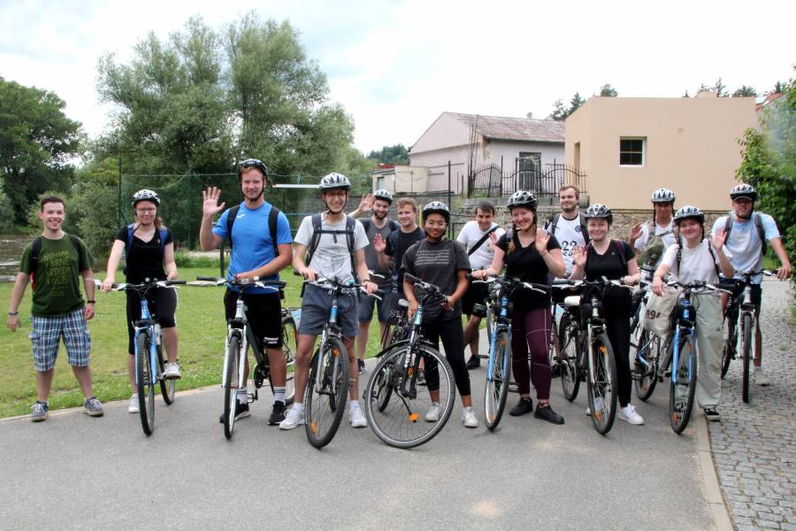 Gruppe von jungen Fahrradfahrern