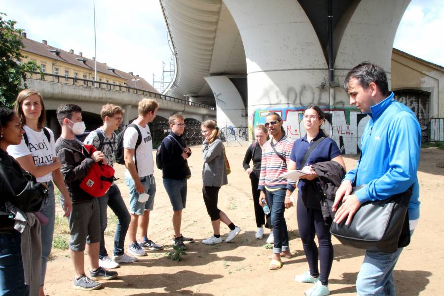 Die Gruppe während einer Stadtführung unter einer Brücke in Prag