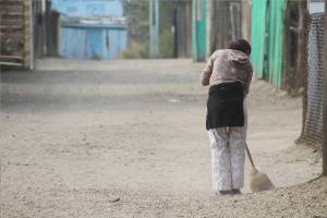 Fegende Frau in einem Roma-Slum in Rumänien