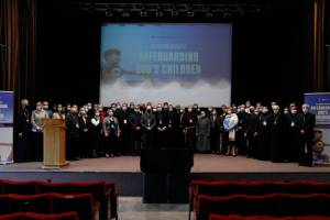 Gruppenbild der Teilnehmerinnen und Teilnehmer an der Kinderschutzkonfrenz in Warschau.