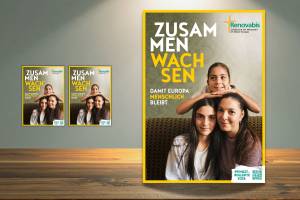 Das Werbeplakat zur Renovabis-Pfingstaktion 2026 präsentiert das grafisch hervorgehobene Motto „ZUSAMMENWACHSEN – DAMIT EUROPA MENSCHLICH BLEIBT“. Im Zentrum steht ein Porträt von drei lächelnden Personen, die durch eine herzliche Umarmung Verbundenheit und Zusammenhalt ausstrahlen. Ergänzt wird das Design durch das Logo der Hilfsorganisation sowie einen QR-Code für die Pfingstkollekte in der unteren rechten Ecke.