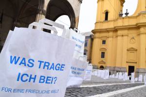 Nahaufnahme einer Installation mit Papiertüten auf dem Münchner Odeonsplatz im Rahmen der Kunstaktion "Was trage ich bei? Für eine friedliche Welt"