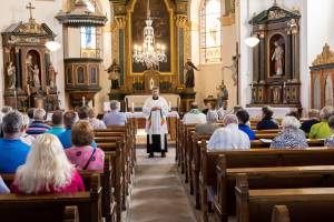 Menschen in der Kirche in Cínovec feiern einen ökumenischen Versöhnungsgottesdienst