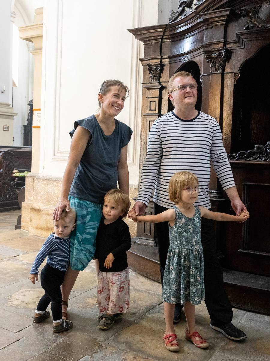 Das Ehepaar Iva und Karel Resl mit seinen drei kleinen Kindern in der Kirche