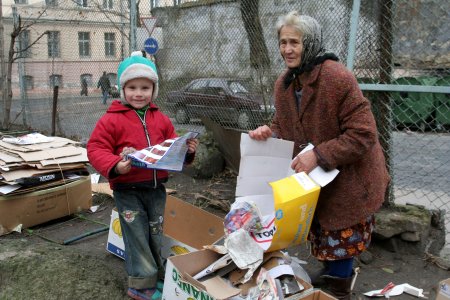 Eine alte Frau und ein kleiner Junge sammeln Altpapier