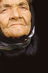 Alte Frau mit nachdenklichem Gesicht